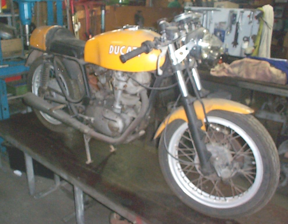 Ducati_1974_450_Desmo_before.jpg