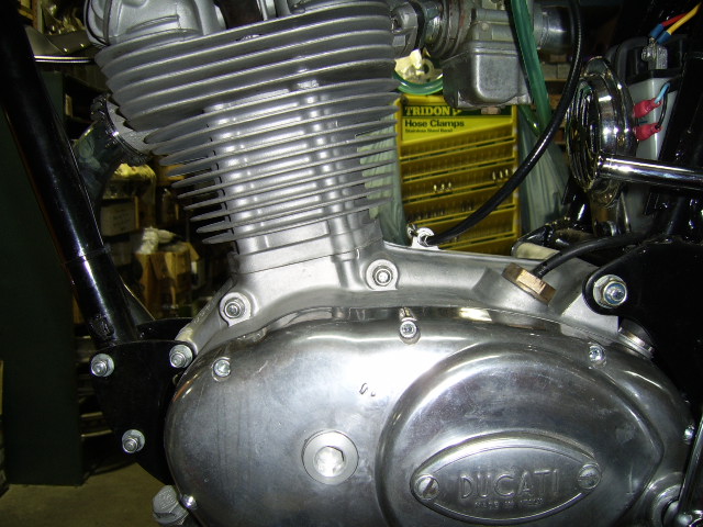 Ducati_1974_450_Desmo_engine_after.jpg