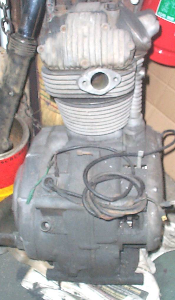 Ducati_1974_450_Desmo_engine_before.jpg