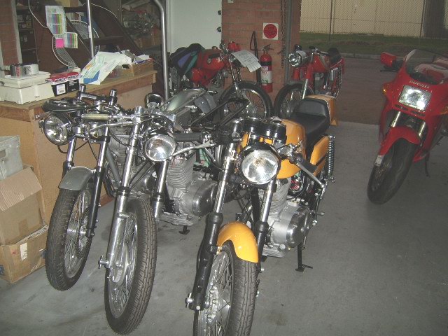 Ducati_1974_450_Desmo_with_friends.jpg