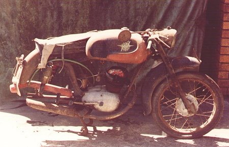 MV_Agusta_125_pre_restoration.jpg