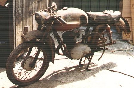 MV_Agusta_125_pre_restoration_3.jpg